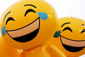 हास्य की दुनिया: सोशल मीडिया के वायरल चुटकुलों से लेकर क्लासिक कॉमेडी एल्बम तक