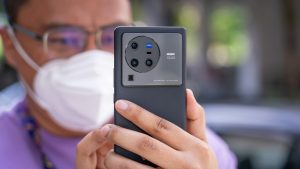 वीवो की बदलती स्ट्रैटेजी: Y02 के बजट सेगमेंट से लेकर X300 FE के प्रीमियम ‘शॉक’ तक का सफर